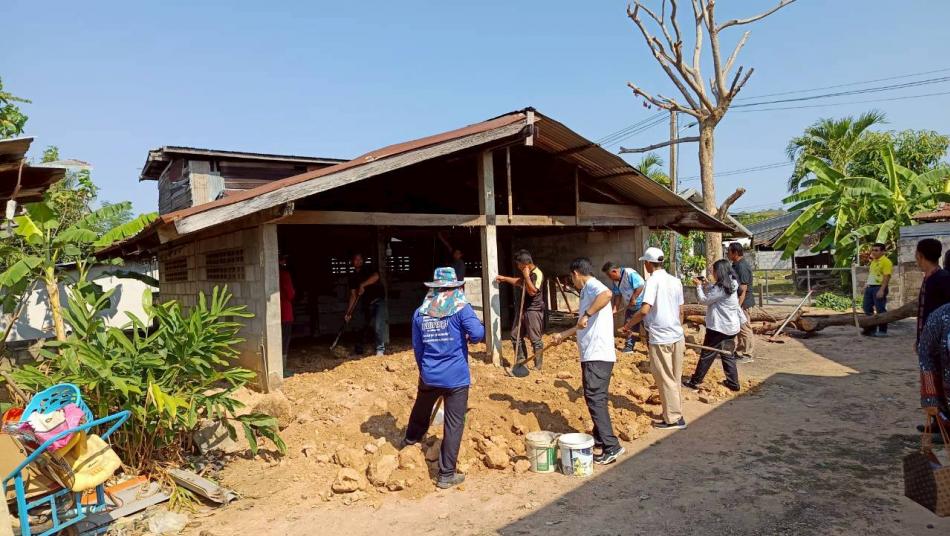 ปรับพื้นที่และสภาพแวดล้อมบ้านผู้ยากไร้
